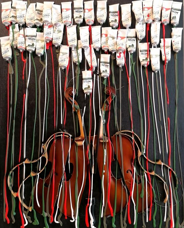 Fernandez Arman Tubetti di colore rosso, bianco, verde, muschio e violino spezzato su tela riportata su tavola Asta n.10 | Gigarte