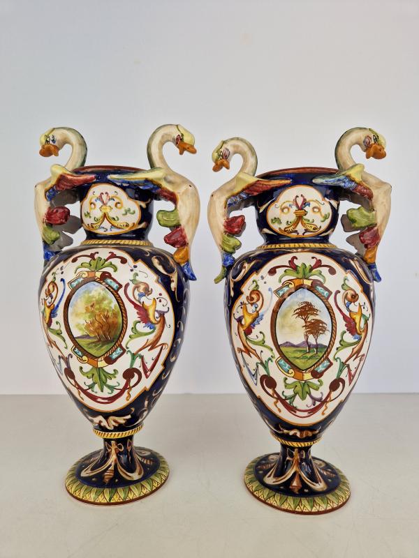  Lotto unico composto da una coppia di vasi in ceramica decorati a motivi naturalistici con anse laterali Asta n.28 | Gigarte