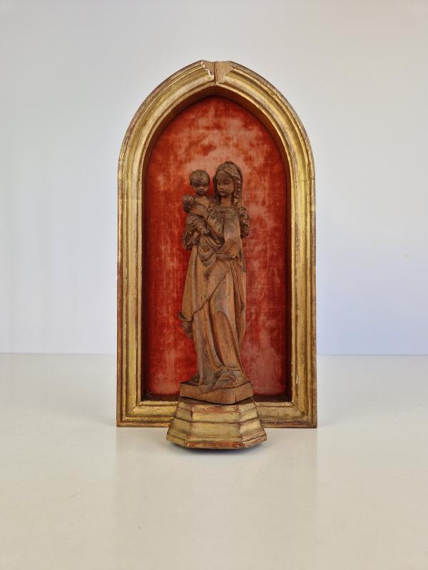  Raffigurante Madonna con bambino ed inserita all'interno di teca in legno, presenta lievi difetti Asta n.28 | Gigarte